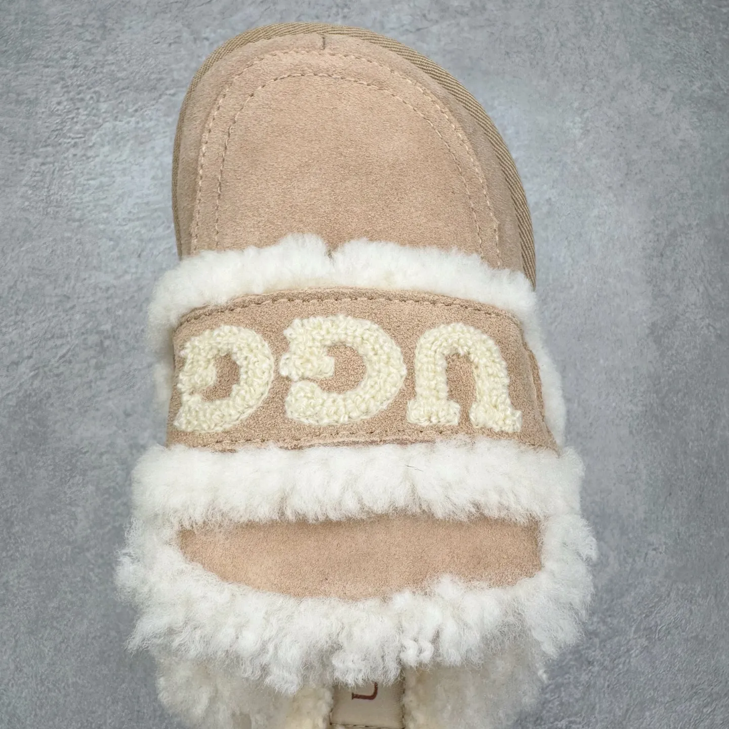 Pick up locally 💰 440 UGG slippers 1206 letter embroidered classic short-tube autumn and winter sheep fur all-in-one snow boots All shoes are made from the same factory as ZP Longfeng A-grade Australian imported sheep fur all-in-one Brand OEM production line Fully follow the ZP process flow OEM original pattern maker Adhere to no original shoes and no development selection Pay attention to every detail The most authentic version on the market TREADLITE "Light Wing" technology outsole Lightweight/durable/flexible/pile size: 35 36 37 38 39 40 Coding: by2936070